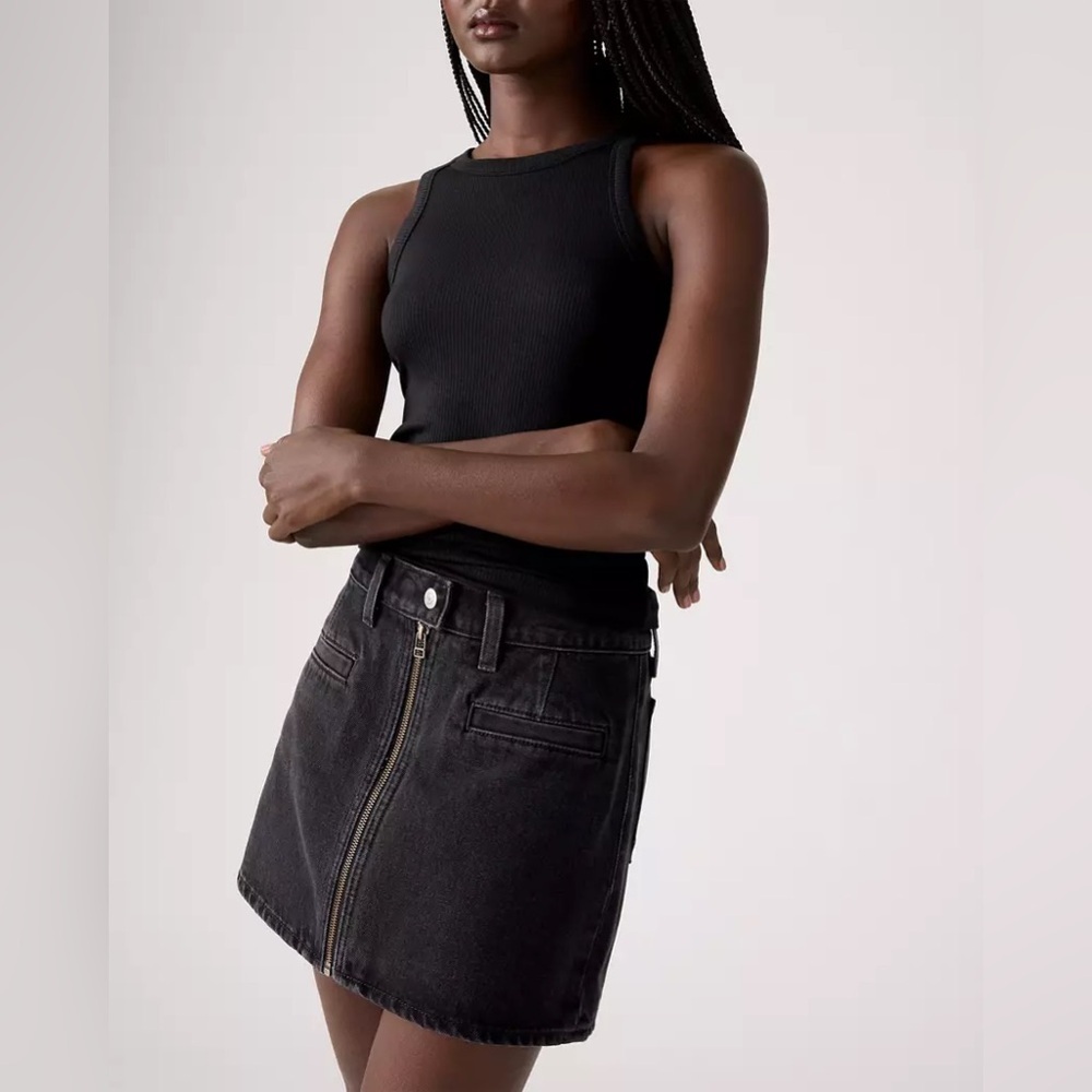 NWT Levi's Black MOTO ICON‎ SKIRT
Denim mini 501 size 2 H61